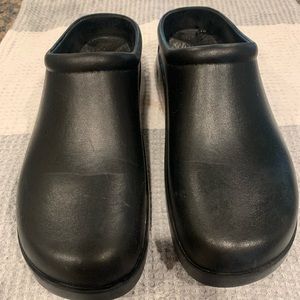 Klogs Edge Black Like New.  10